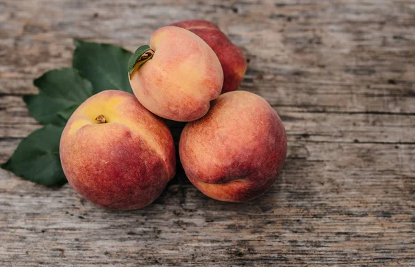 ahşap masa üzerinde taze şeftali