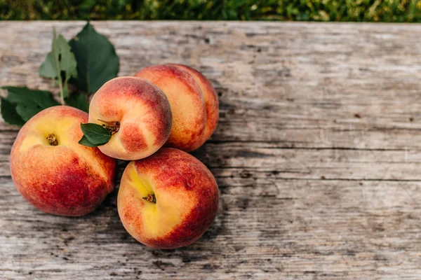 ahşap masa üzerinde taze şeftali