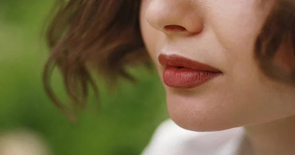 Lèvres féminines brillantes — Photo