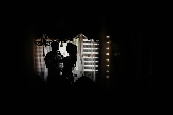 Bruden hjälper brudgummen att sätta manschettknappar, — Stockfoto
