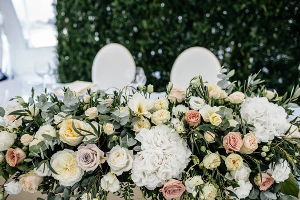 Flowers on wedding table — Stock Photo, Image