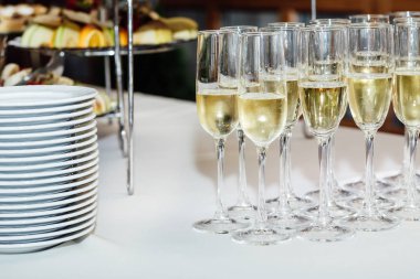 dolu bardak şampanya