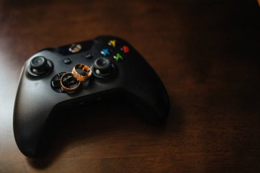  Alyans oyun çubuğu üzerinde