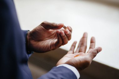 Adamın elini tutarak nişan yüzük