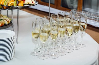 dolu bardak şampanya