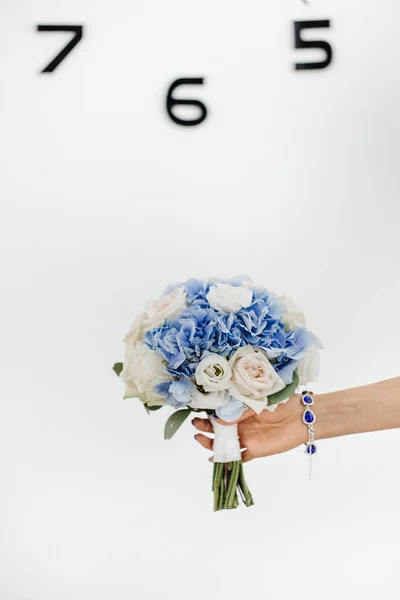 Noiva com buquê de casamento de flores — Fotografia de Stock