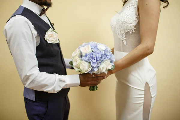 Pareja de boda posando con flores — Foto de Stock