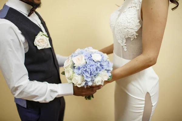 Pareja de boda posando con flores — Foto de Stock
