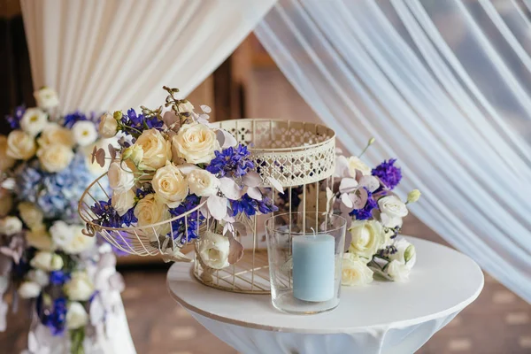 Flores na mesa de casamento — Fotografia de Stock