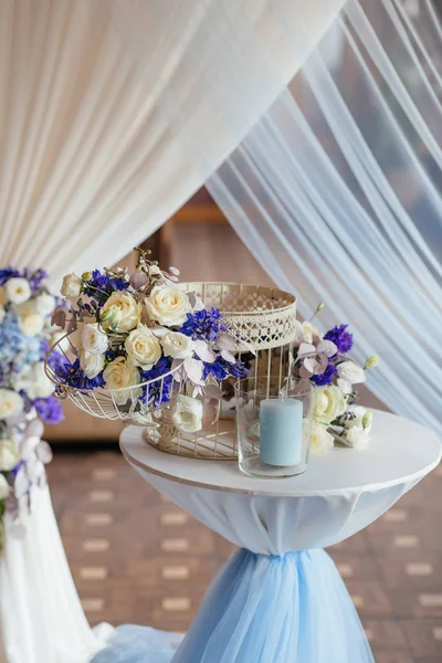 Flores na mesa de casamento — Fotografia de Stock