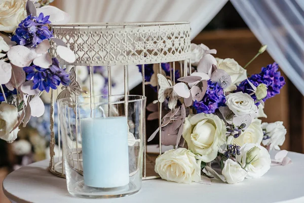 Flores na mesa de casamento — Fotografia de Stock