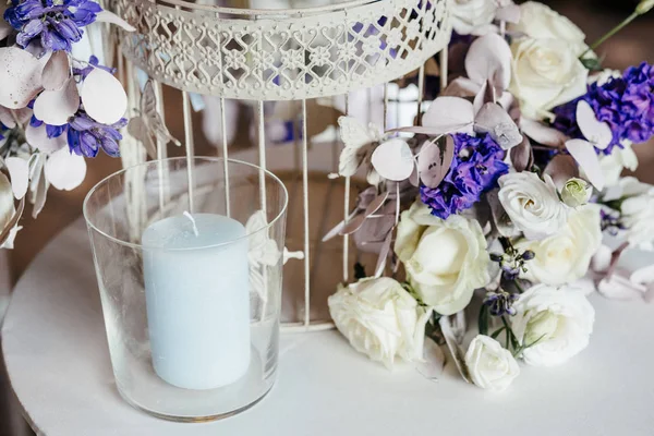 Flores na mesa de casamento — Fotografia de Stock