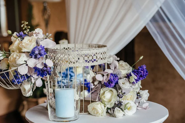 Flores na mesa de casamento — Fotografia de Stock