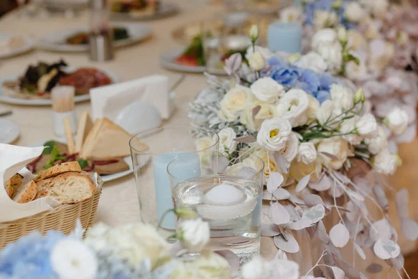 結婚式のテーブルの花 — ストック写真