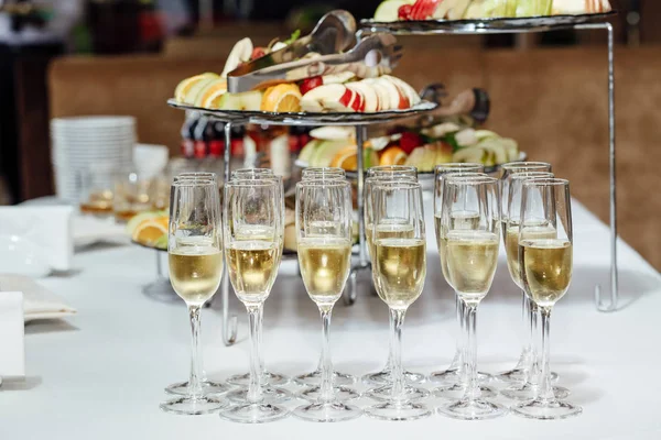 dolu bardak şampanya