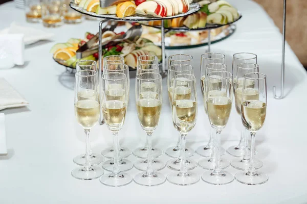 dolu bardak şampanya