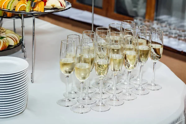 dolu bardak şampanya