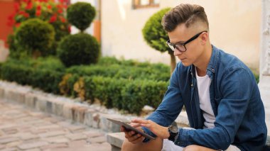 Tablet compu kullanan adam