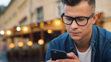 adam tipik belgili tanımlık tablet bilgisayar