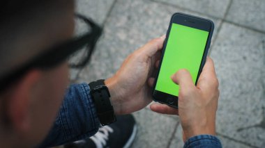 Genç adam akıllı telefon kullanıyor. 