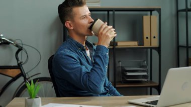 İş adamı kahve içiyor. 