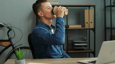 İş adamı kahve içiyor. 