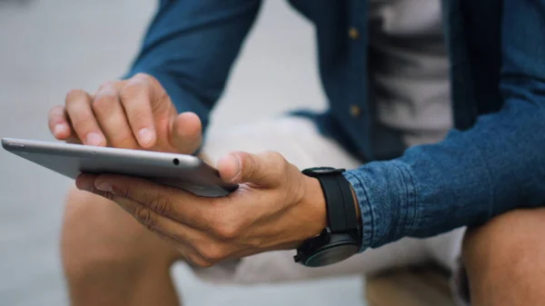 Man hands using tablet computer — Stock Photo, Image