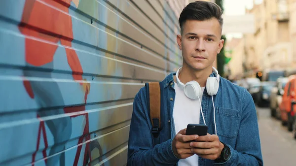 Man met hoofdtelefoon op straat — Stockfoto