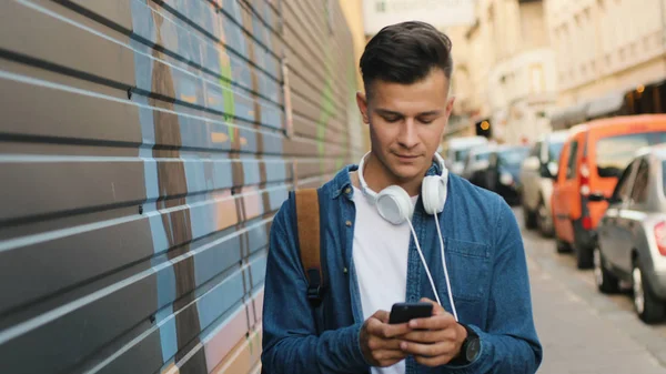 Man met hoofdtelefoon op straat — Stockfoto