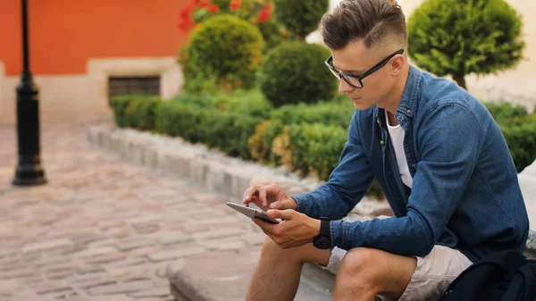 Genç adam akıllı telefon kullanıyor. 