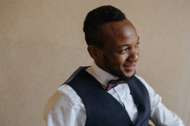  Yakışıklı Afro-Amerikan damat 