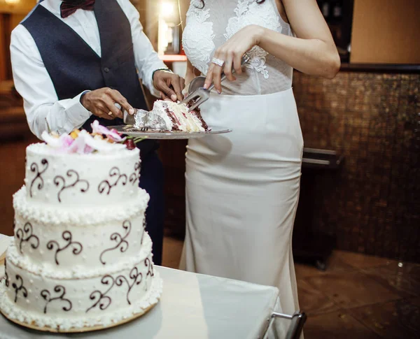 ウェディングケーキを切る花嫁と新郎 — ストック写真