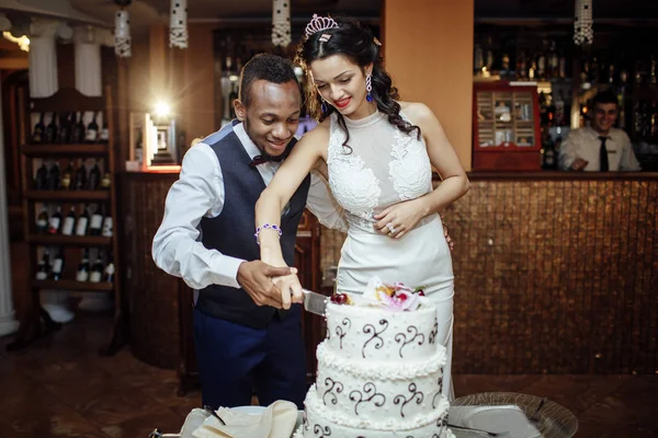 Novia y novio cortando el pastel de bodas — Foto de Stock