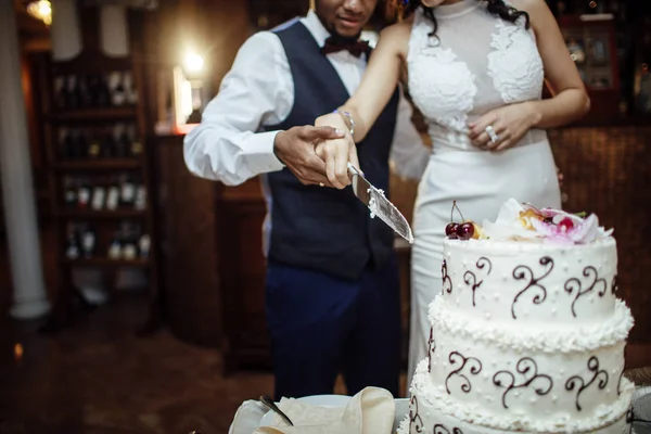 ウェディングケーキを切る花嫁と新郎 — ストック写真