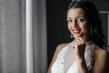  Gelin beyaz gelinlik içinde 