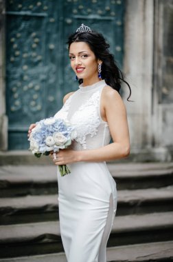  Gelin beyaz gelinlik içinde 