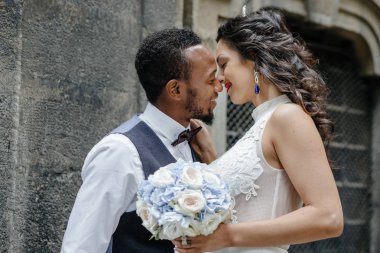 Çift düğün günü kutluyor