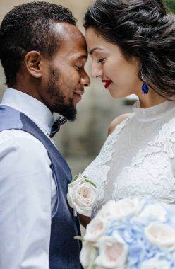 Çift düğün günü kutluyor