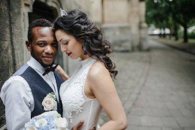 Çift düğün günü kutluyor