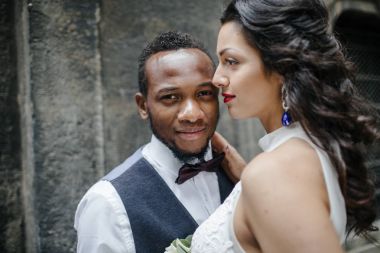 Çift düğün günü kutluyor