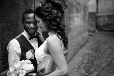 Çift düğün günü kutluyor