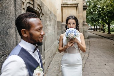 Çift düğün günü kutluyor