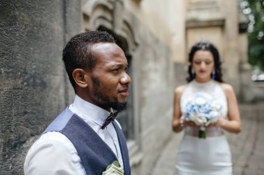 Çift düğün günü kutluyor