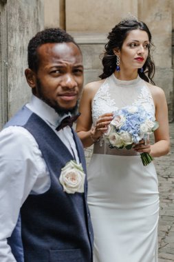 Çift düğün günü kutluyor