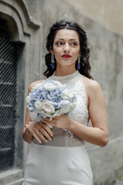  Gelin beyaz gelinlik içinde 