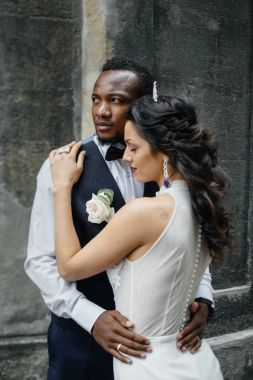 Çift düğün günü kutluyor