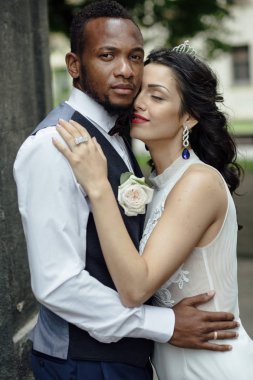 Çift düğün günü kutluyor