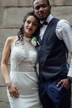 Çift düğün günü kutluyor