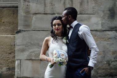 Çift düğün günü kutluyor