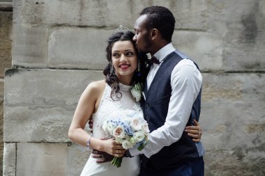 Çift düğün günü kutluyor